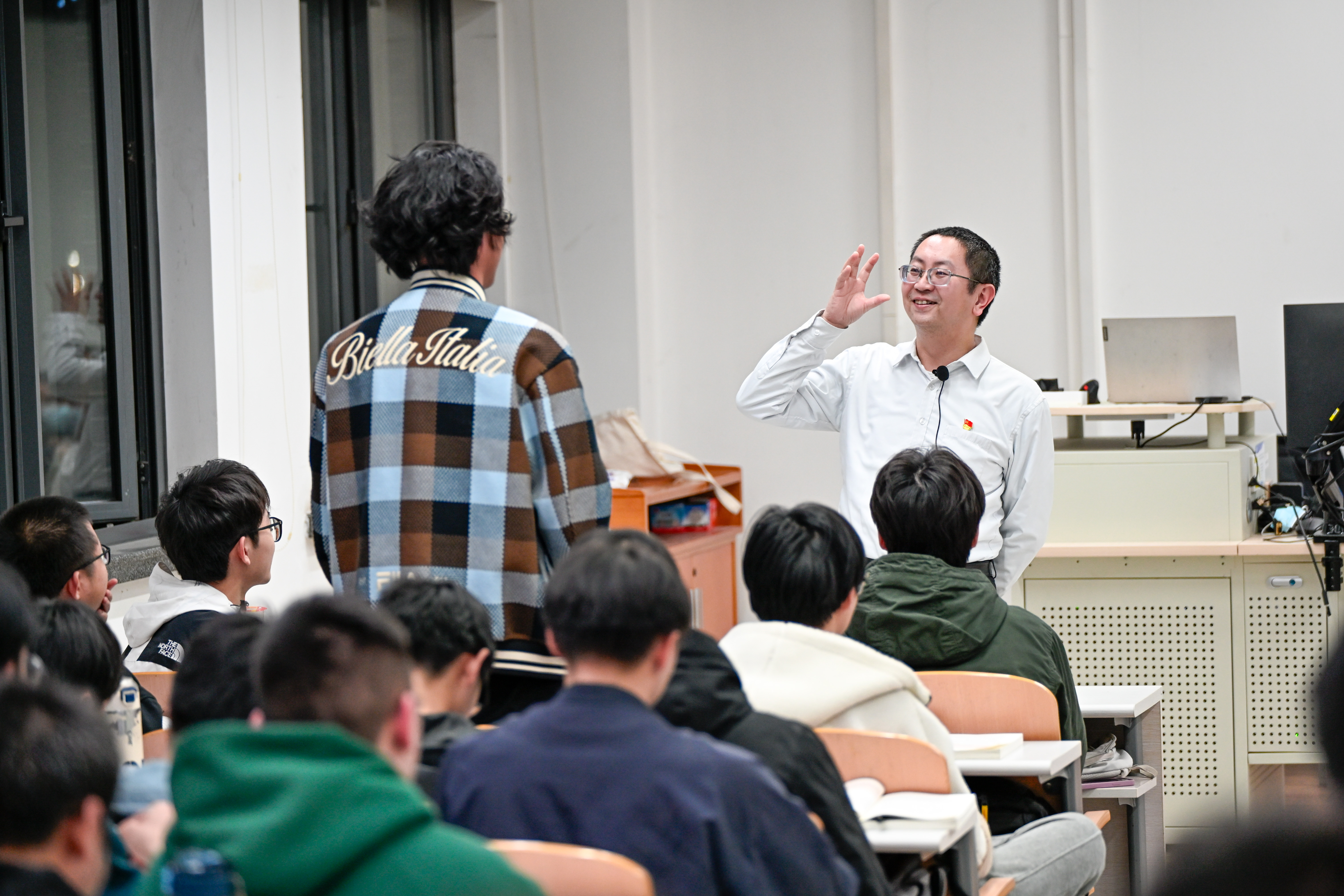 《人民日报:北京航空航天大学马克思主义学院教授高宁"不读上千